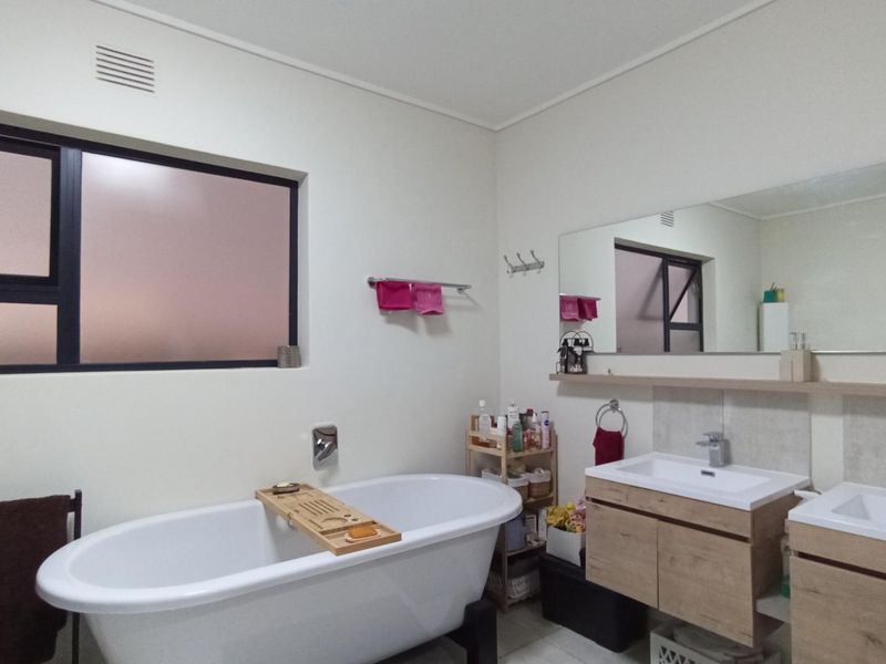 Elegant & Inviting Freehold house in Estate Living - Photo 10