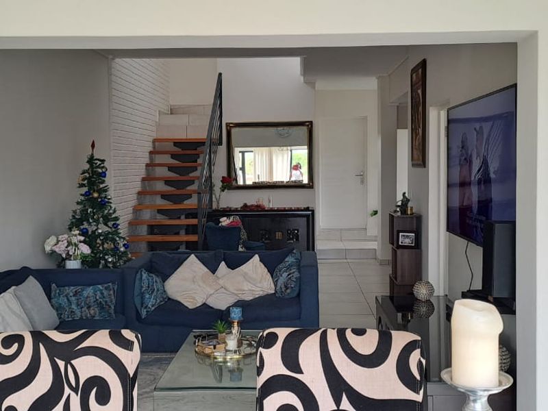 Elegant & Inviting Freehold house in Estate Living - Photo 6