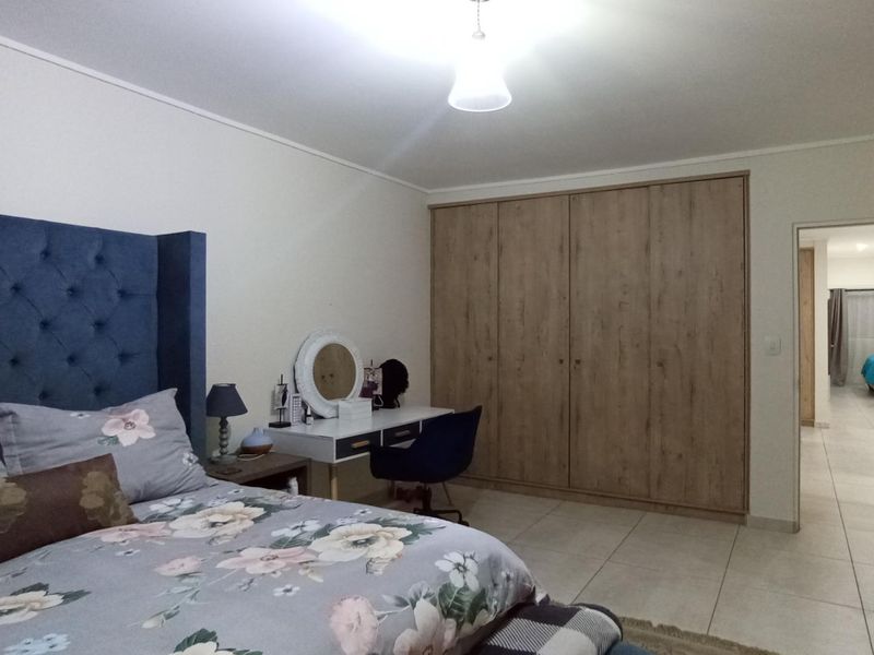 Elegant & Inviting Freehold house in Estate Living - Photo 8