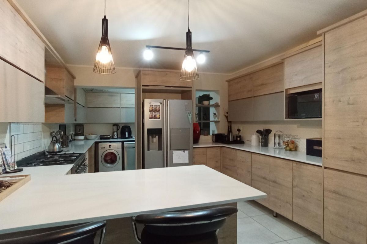 Elegant & Inviting Freehold house in Estate Living - Photo 3