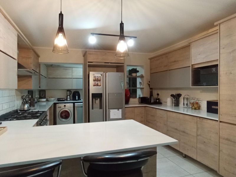 Elegant & Inviting Freehold house in Estate Living - Photo 3