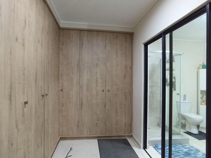 Elegant & Inviting Freehold house in Estate Living - Photo 9