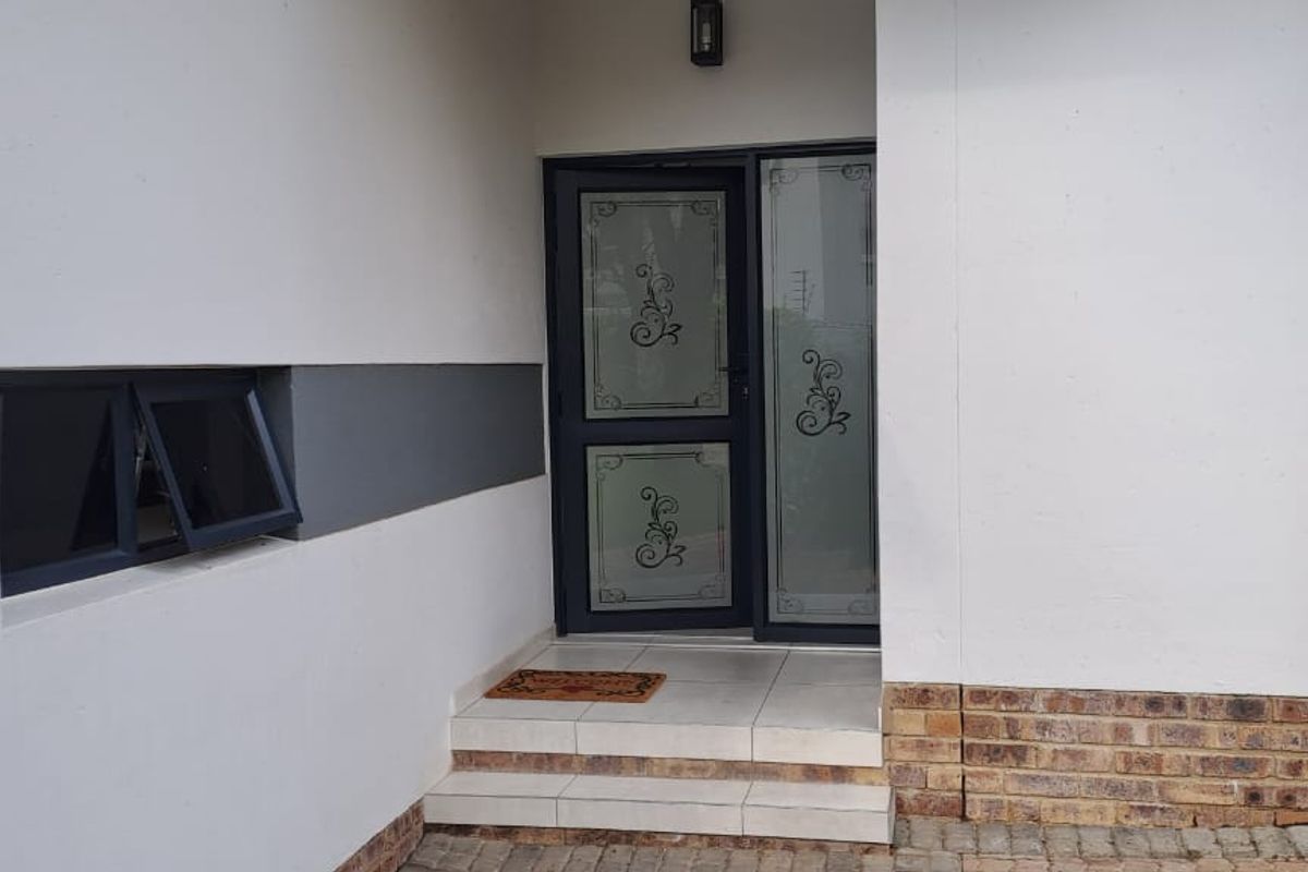 Elegant & Inviting Freehold house in Estate Living - Photo 2