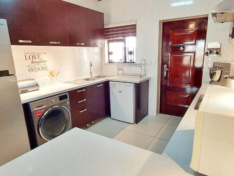 Modern & Stylish 1st-Floor Apartment in Exclusive Summerset - Photo 4