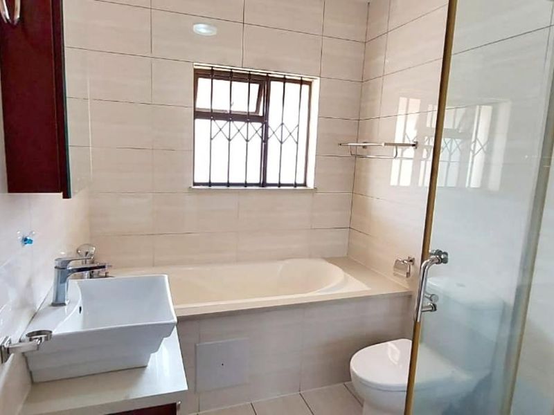 Modern & Stylish 1st-Floor Apartment in Exclusive Summerset - Photo 9