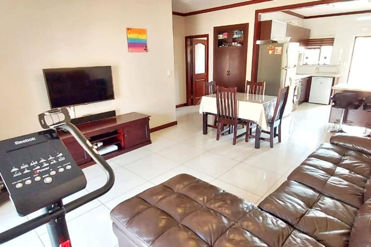 Modern & Stylish 1st-Floor Apartment in Exclusive Summerset - Photo 2