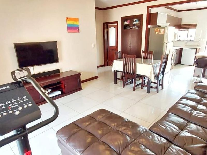 Modern & Stylish 1st-Floor Apartment in Exclusive Summerset - Photo 2