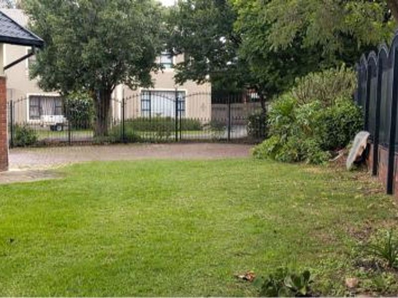 THREE BEDROOMED HOUSE FOR SALE - Photo 2