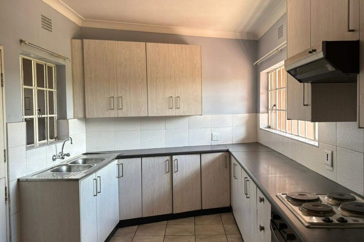 3 Bed | 1.5 Bath Commercial To Rent In Mondeor - Photo 2