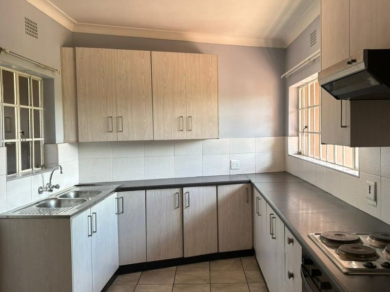 3 Bed | 1.5 Bath Commercial To Rent In Mondeor - Photo 2