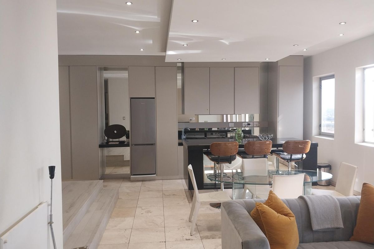 Luxurious Bachelor Apartment For Sale In Newtown - Photo 4