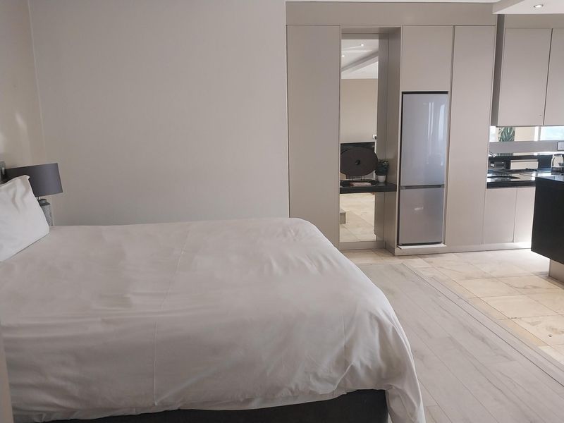 Luxurious Bachelor Apartment For Sale In Newtown - Photo 10