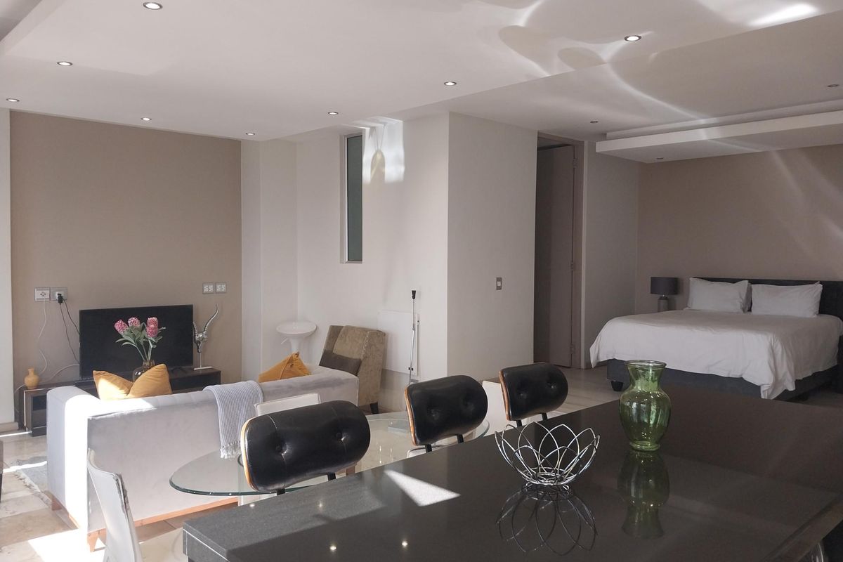 Luxurious Bachelor Apartment For Sale In Newtown - Photo 2