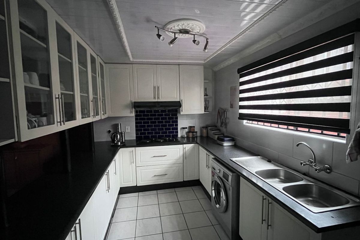 Spacious 5 Bedroom Home In Ormonde - Photo 3