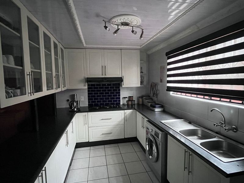Spacious 5 Bedroom Home In Ormonde - Photo 3