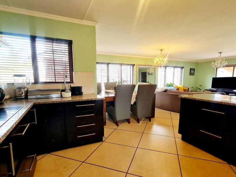 Contemporary Estate Living! - Photo 9