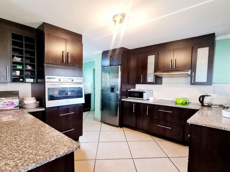 Contemporary Estate Living! - Photo 7