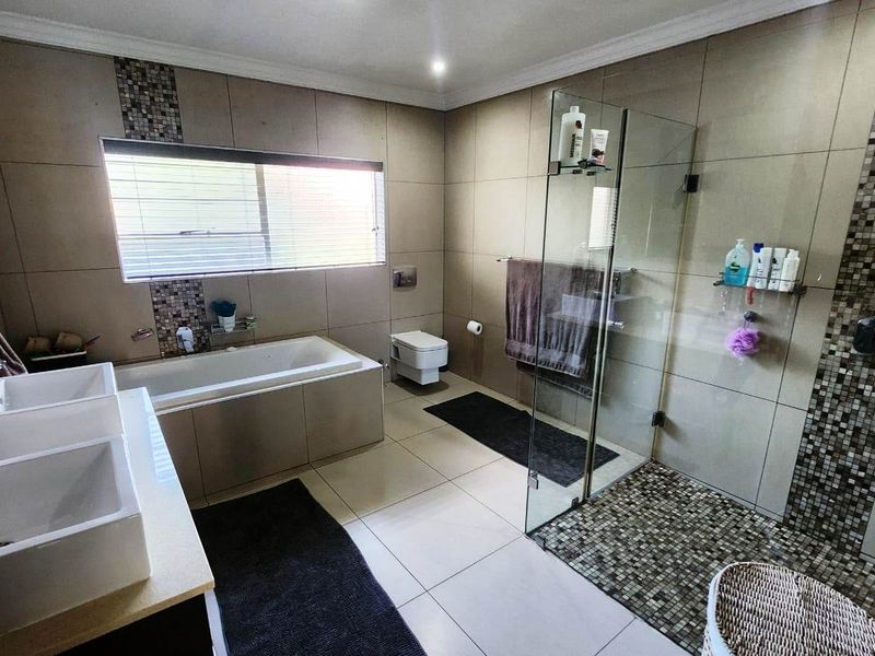 EXCLUSIVE, ELEGANT, EXCITING - Photo 4