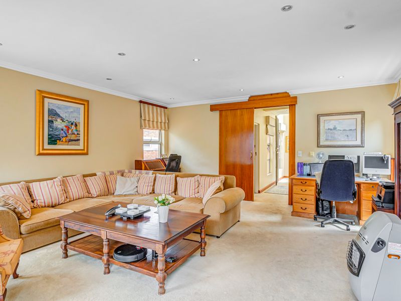 Wonderful park-front Property with a private Cottage - Photo 10