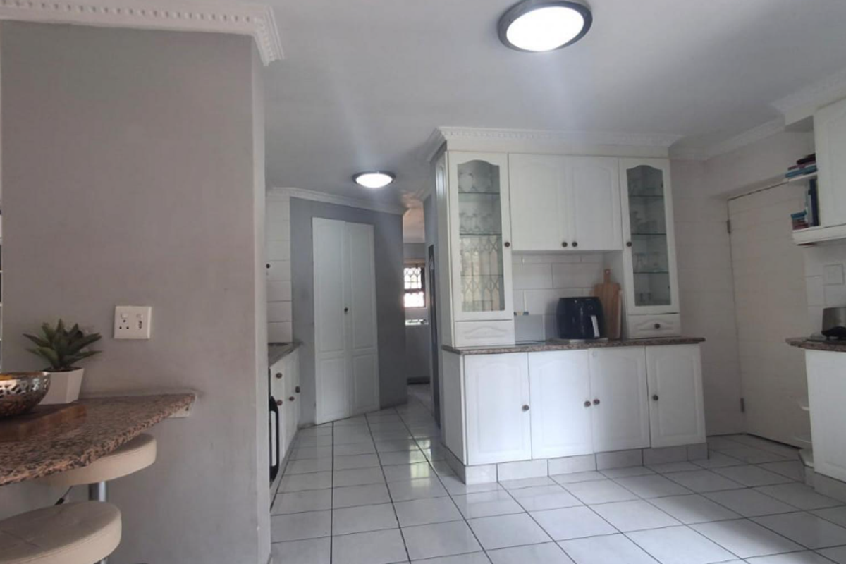 Spacious Family Home with Exceptional Living Areas in Kloofendal - Photo 4