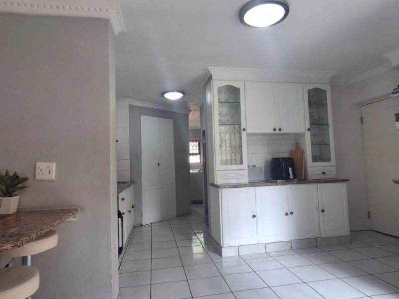 Spacious Family Home with Exceptional Living Areas in Kloofendal - Photo 4