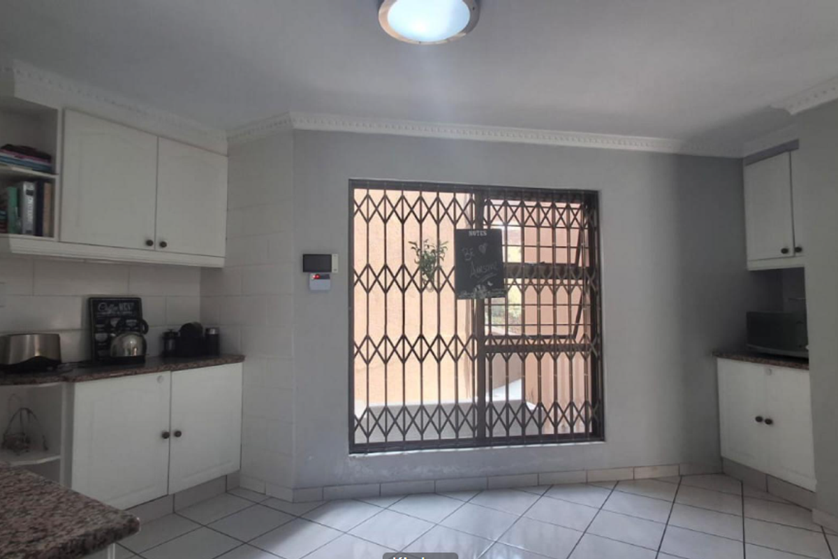 Spacious Family Home with Exceptional Living Areas in Kloofendal - Photo 5