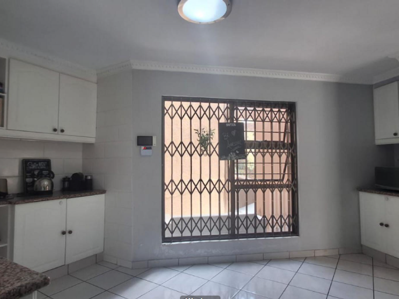 Spacious Family Home with Exceptional Living Areas in Kloofendal - Photo 5