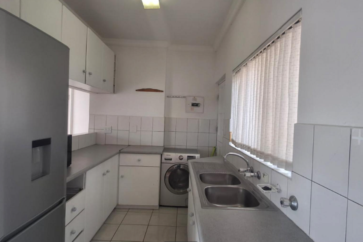 Spacious Family Home with Exceptional Living Areas in Kloofendal - Photo 3