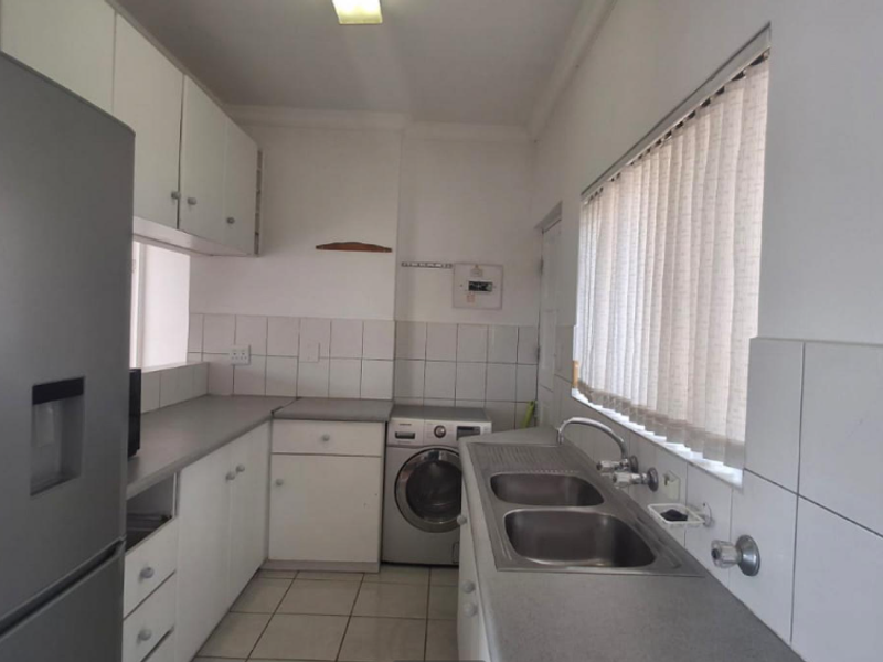 Spacious Family Home with Exceptional Living Areas in Kloofendal - Photo 3