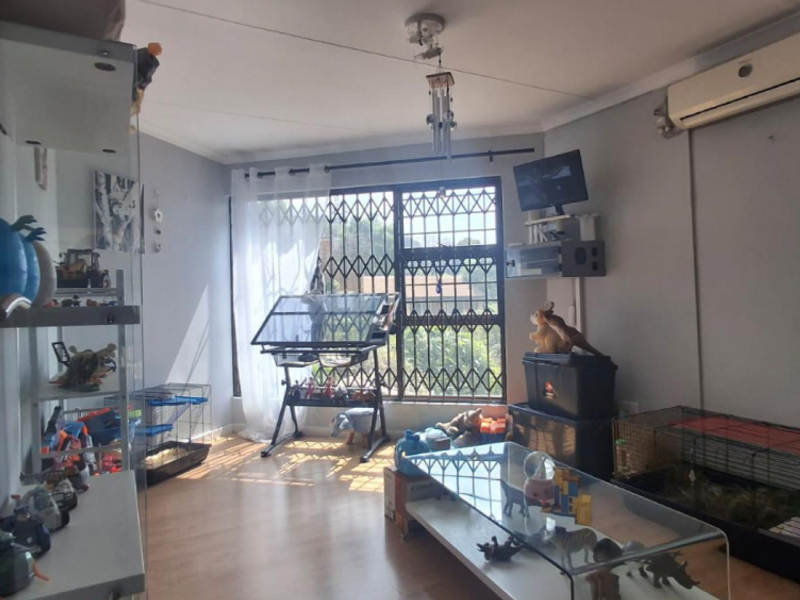 Spacious Family Home with Exceptional Living Areas in Kloofendal - Photo 10