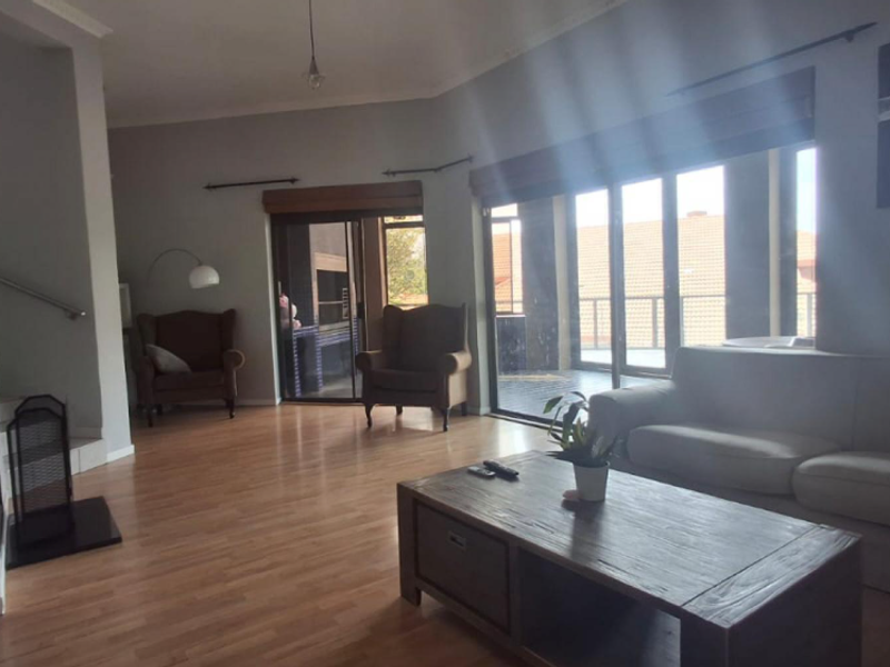 Spacious Family Home with Exceptional Living Areas in Kloofendal - Photo 9