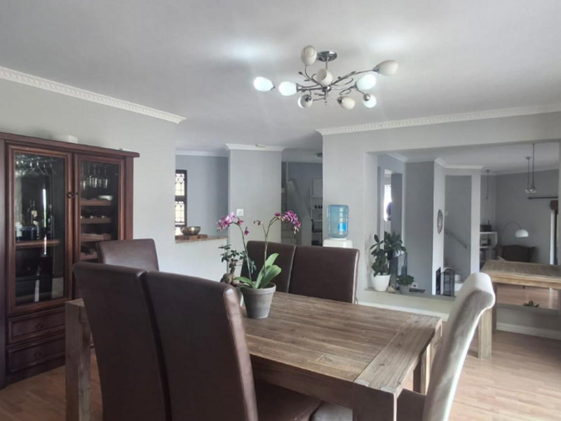 Spacious Family Home with Exceptional Living Areas in Kloofendal - Photo 8