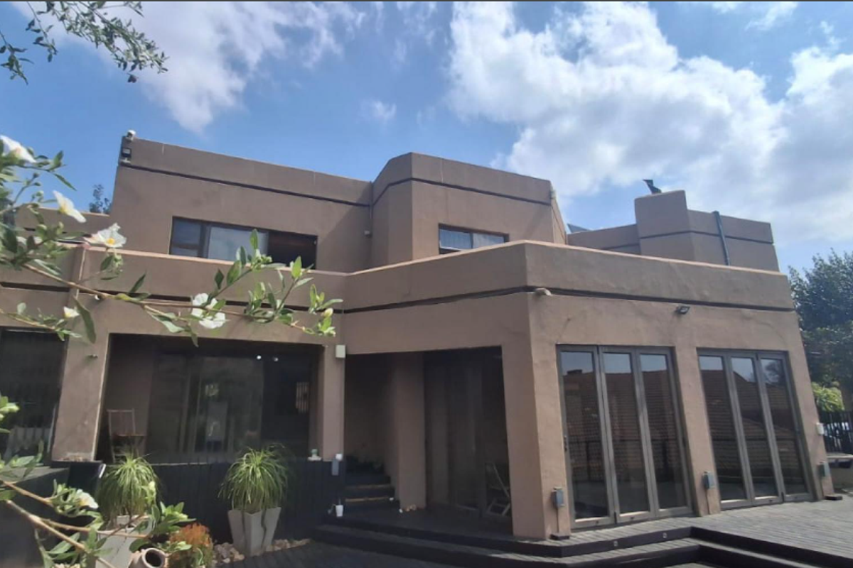 Spacious Family Home with Exceptional Living Areas in Kloofendal - Photo 2