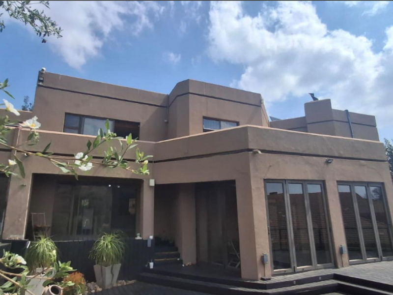 Spacious Family Home with Exceptional Living Areas in Kloofendal - Photo 2