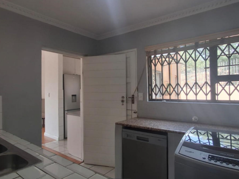 Spacious Family Home with Exceptional Living Areas in Kloofendal - Photo 6