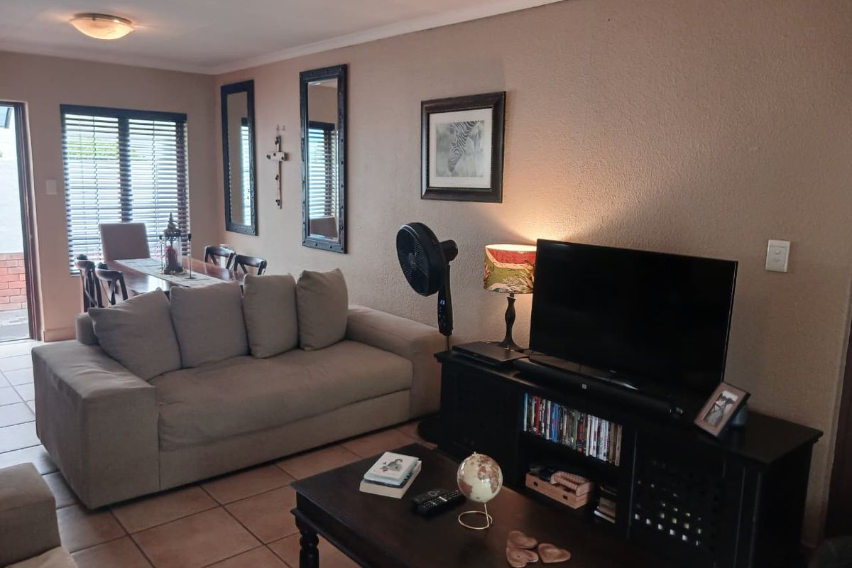 Charming 2-bedroom house for sale in Bloubosrand, Randburg, perfect for families and investor - Photo 5