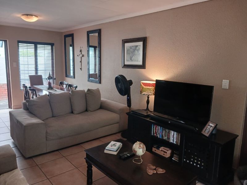 Charming 2-bedroom house for sale in Bloubosrand, Randburg, perfect for families and investor - Photo 5