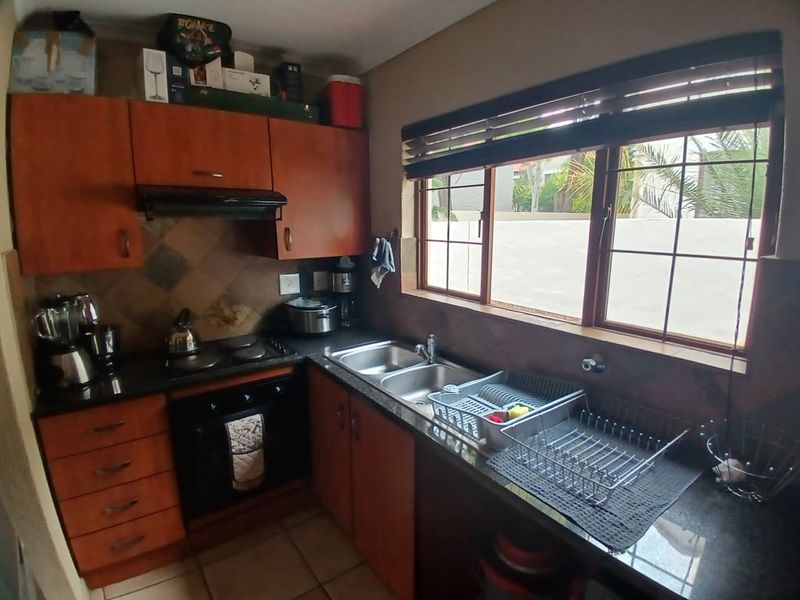 Charming 2-bedroom house for sale in Bloubosrand, Randburg, perfect for families and investor - Photo 10