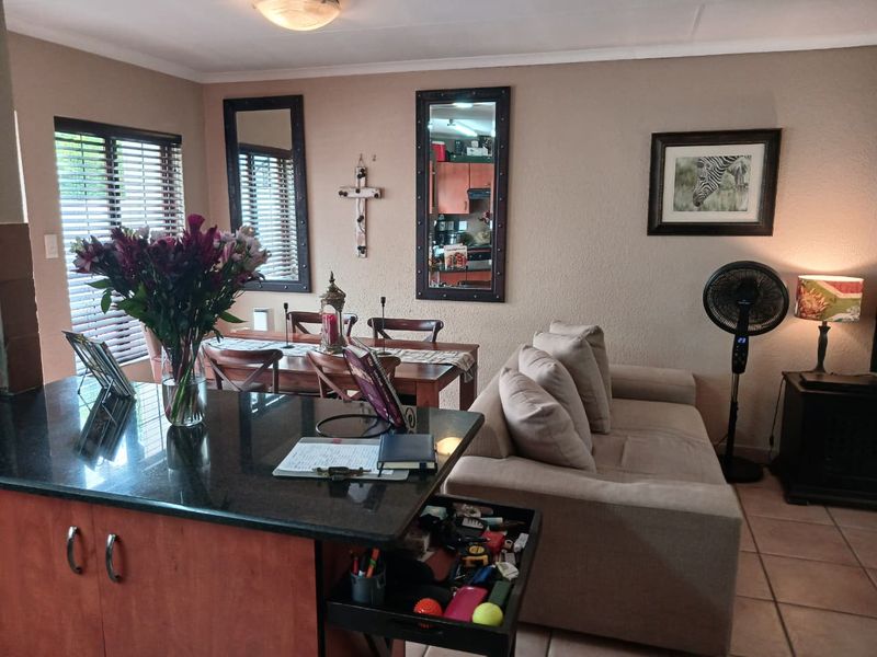 Charming 2-bedroom house for sale in Bloubosrand, Randburg, perfect for families and investor - Photo 8