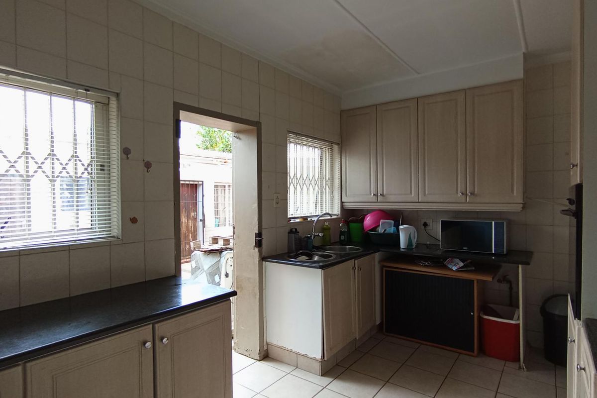 Massive 5 bedroom home income potential - Photo 5