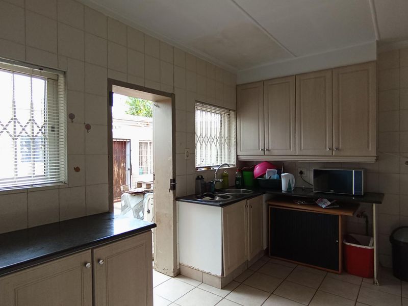 Massive 5 bedroom home income potential - Photo 5