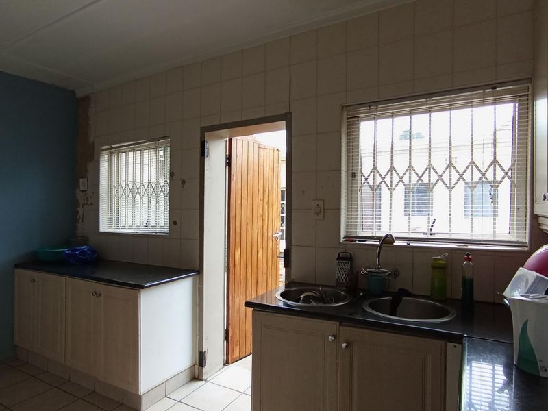 Massive 5 bedroom home income potential - Photo 6