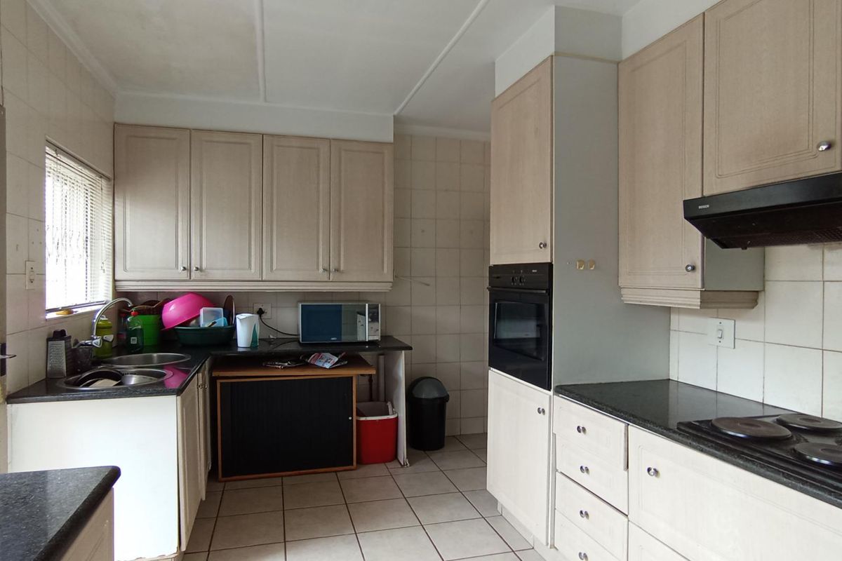 Massive 5 bedroom home income potential - Photo 3