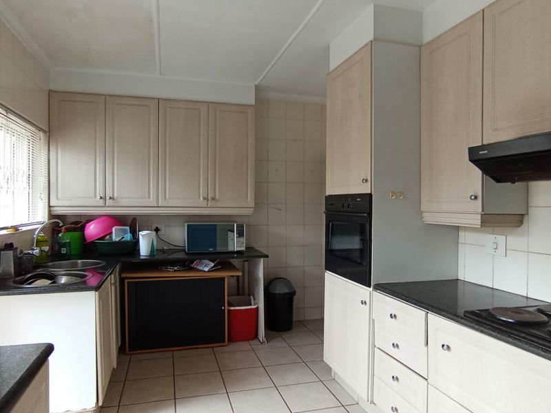 Massive 5 bedroom home income potential - Photo 3