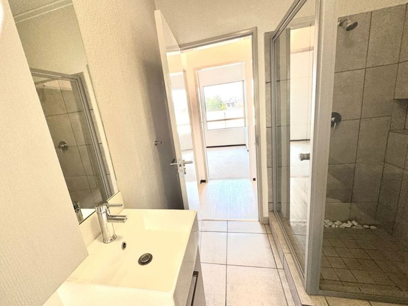 Modern and safe lifestyle-no transfer duty - Photo 8