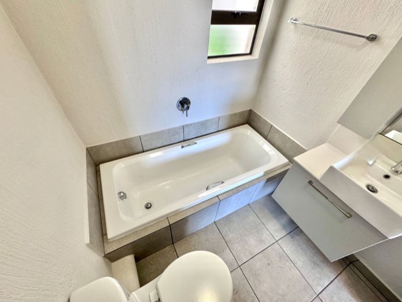 Modern and safe lifestyle-no transfer duty - Photo 7