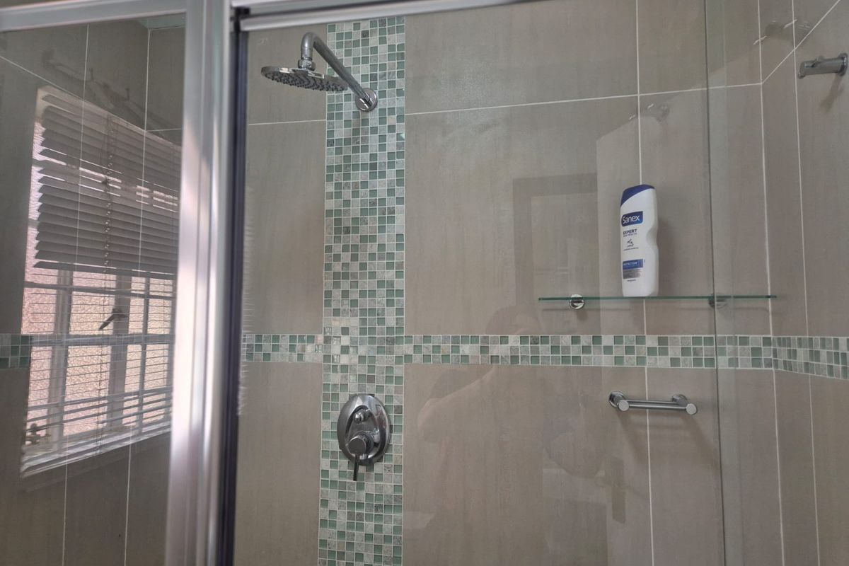 Renovators dream !Charming Single-Storey Family Home in Sought-After Buccleuch, Sandton - Photo 5