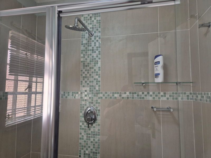 Renovators dream !Charming Single-Storey Family Home in Sought-After Buccleuch, Sandton - Photo 5