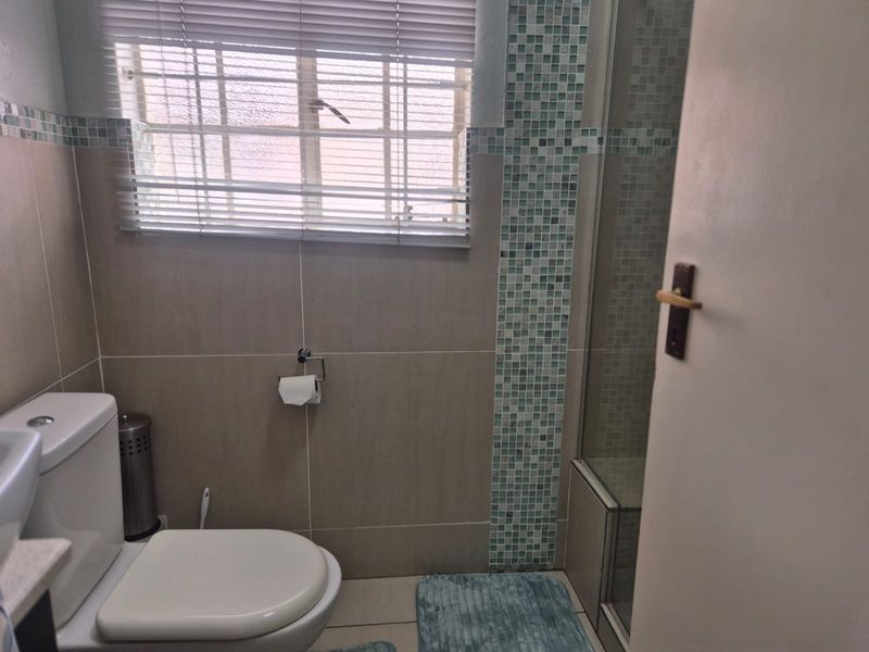 Renovators dream !Charming Single-Storey Family Home in Sought-After Buccleuch, Sandton - Photo 4