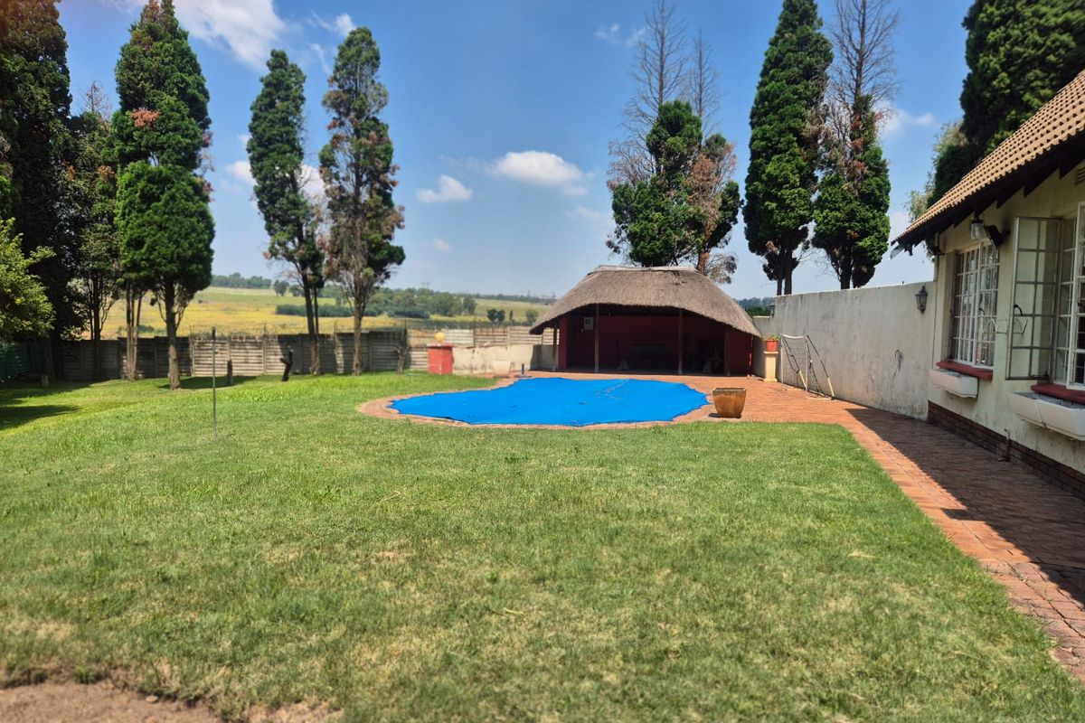 Renovators dream !Charming Single-Storey Family Home in Sought-After Buccleuch, Sandton - Photo 2